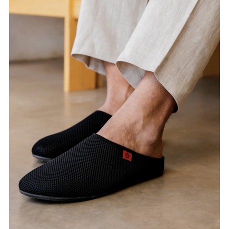 Unisex mustad võrkkangast tossud