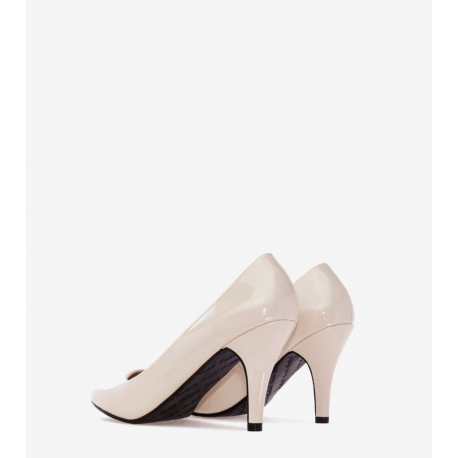 Klassische beige Pumps aus Lackleder AM422