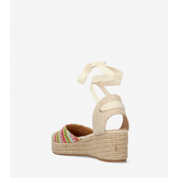 Flerfargede sandaler i raffia-stil med kilehæl. AM5757