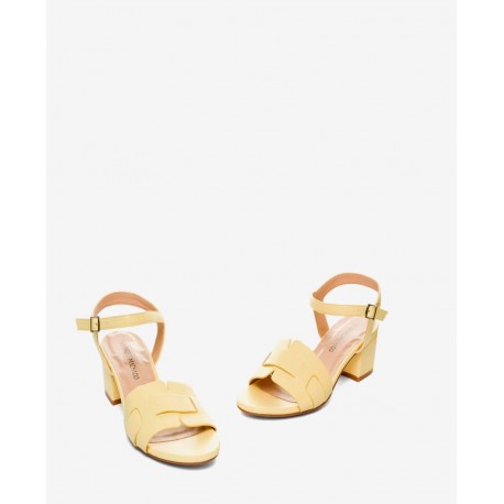 Dzeltenas mīksta materiāla sandales. AM5695