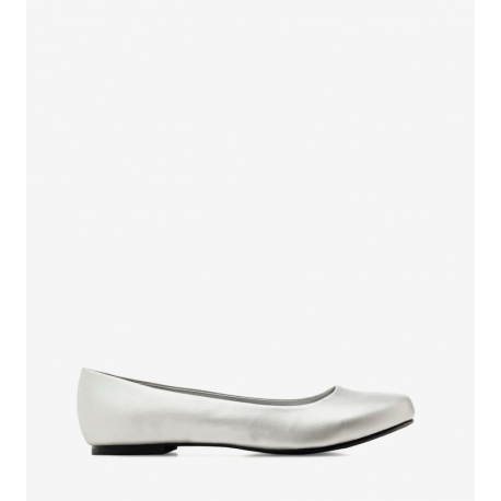 Classic ballet flats in soft silver. AM539