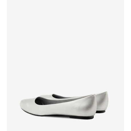 Klassische silberne Ballerinas aus weichem Material. AM539