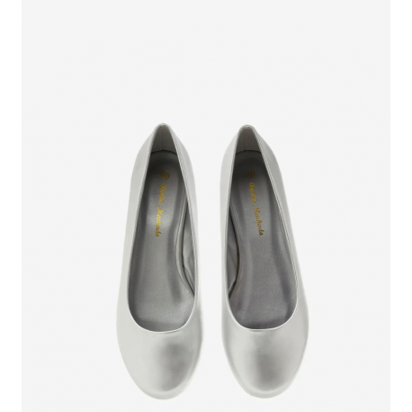 Classic ballet flats in soft silver. AM539