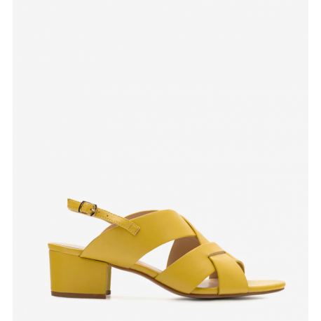 Sandaler i myk gul farge. AM5568