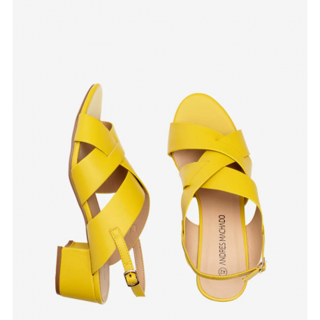 Sandaler i myk gul farge. AM5568
