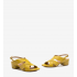 Sandaler i myk gul farge. AM5568
