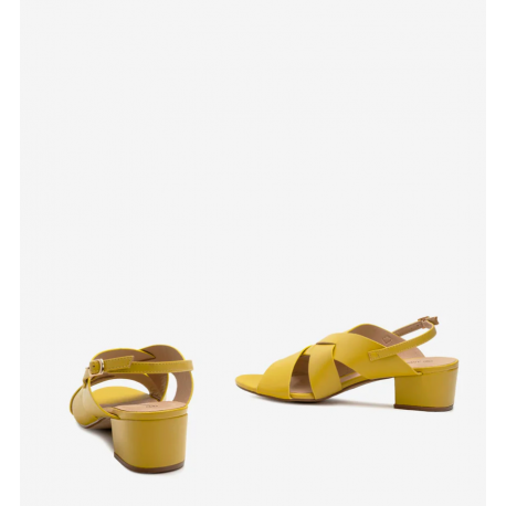 Sandaler i myk gul farge. AM5568