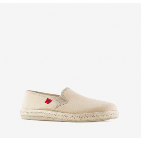 Iconic beige canvas sneakers with rubber and jute soles. AM500