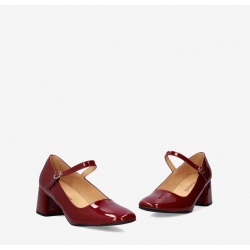 Mary Jane with heel in burgundy patent leather. AM6010