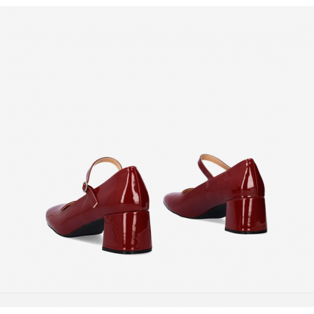 Mary Jane with heel in burgundy patent leather. AM6010