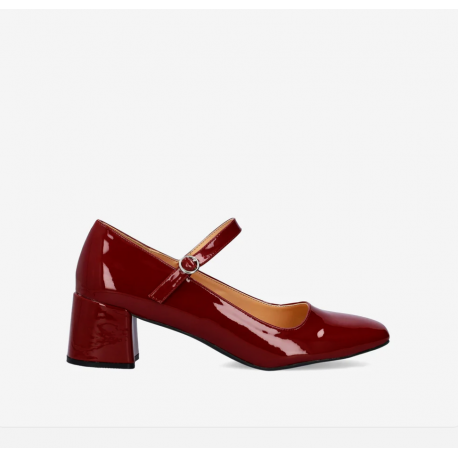 Mary Jane with heel in burgundy patent leather. AM6010