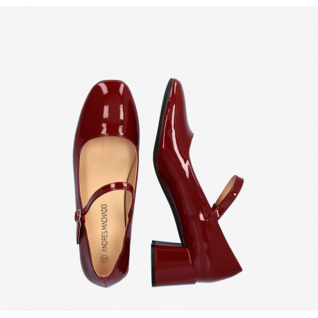 Mary Jane with heel in burgundy patent leather. AM6010