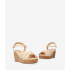 Sandaler i myk beige farge med kilehæl i treeffekt. AM5750