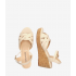 Sandaler i myk beige farge med kilehæl i treeffekt. AM5750